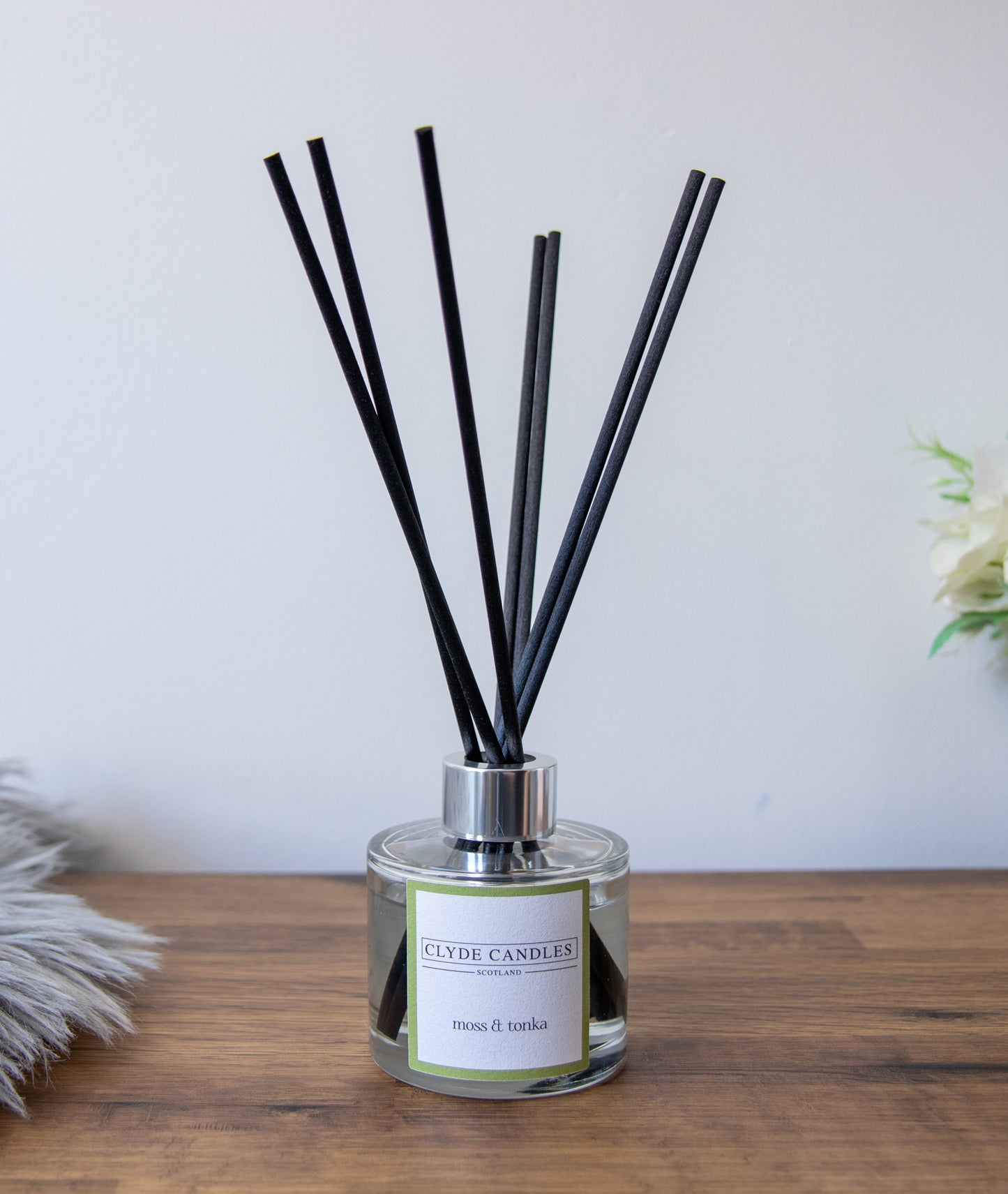 moss & tonka Reed Diffuser - Clyde Candles, Luxury Diffuser Oil with a Set of 7 Fibre Sticks, 100ml, Best Aroma Scent for Home, Kitchen, Living Room, Bathroom. Fragrance Diffusers set with sticks