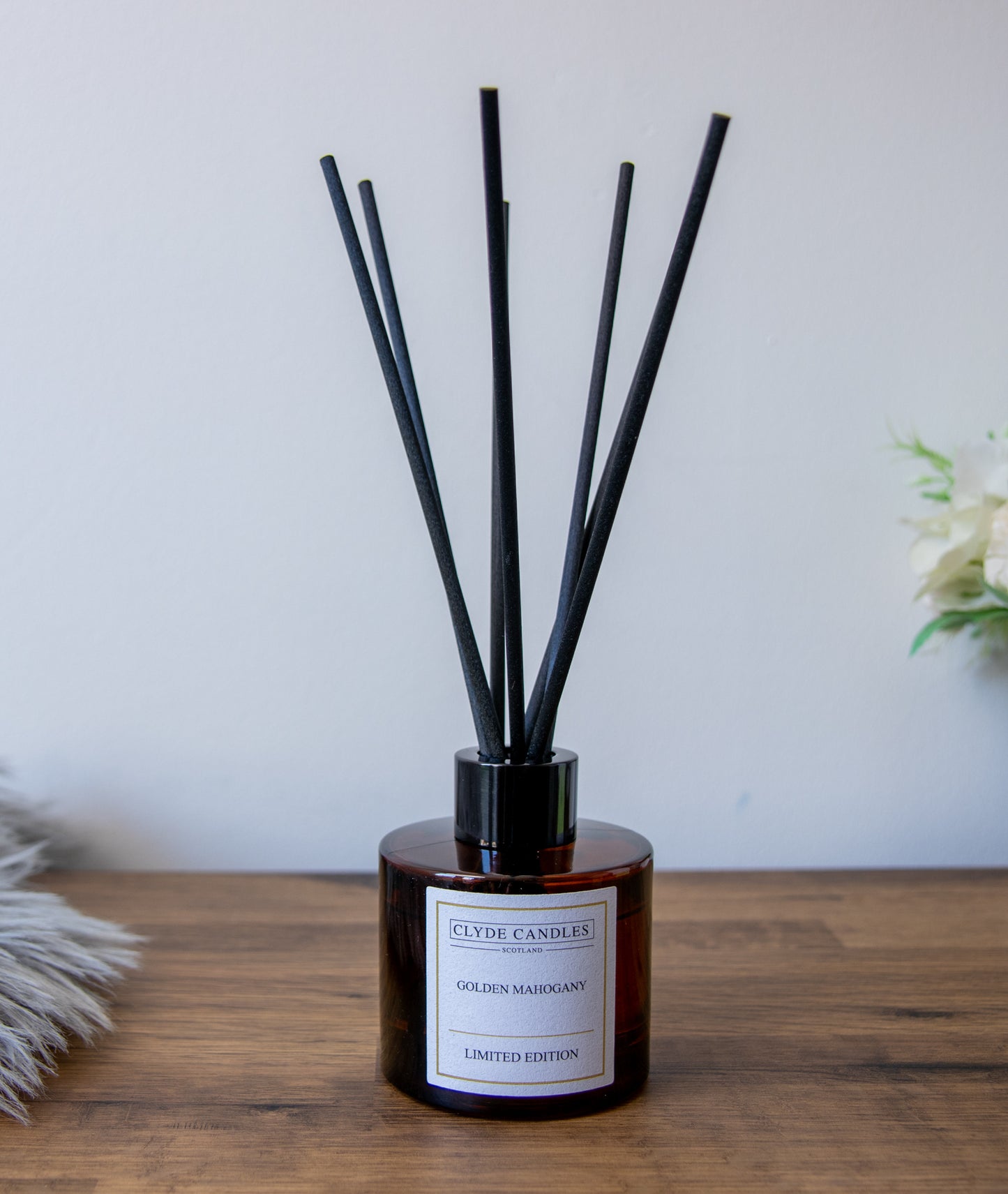 golden mahogany Reed Diffuser - Clyde Candles, Luxury Diffuser Oil with a Set of 7 Fibre Sticks, 100ml, Best Aroma Scent for Home, Kitchen, Living Room, Bathroom. Fragrance Diffusers set with sticks