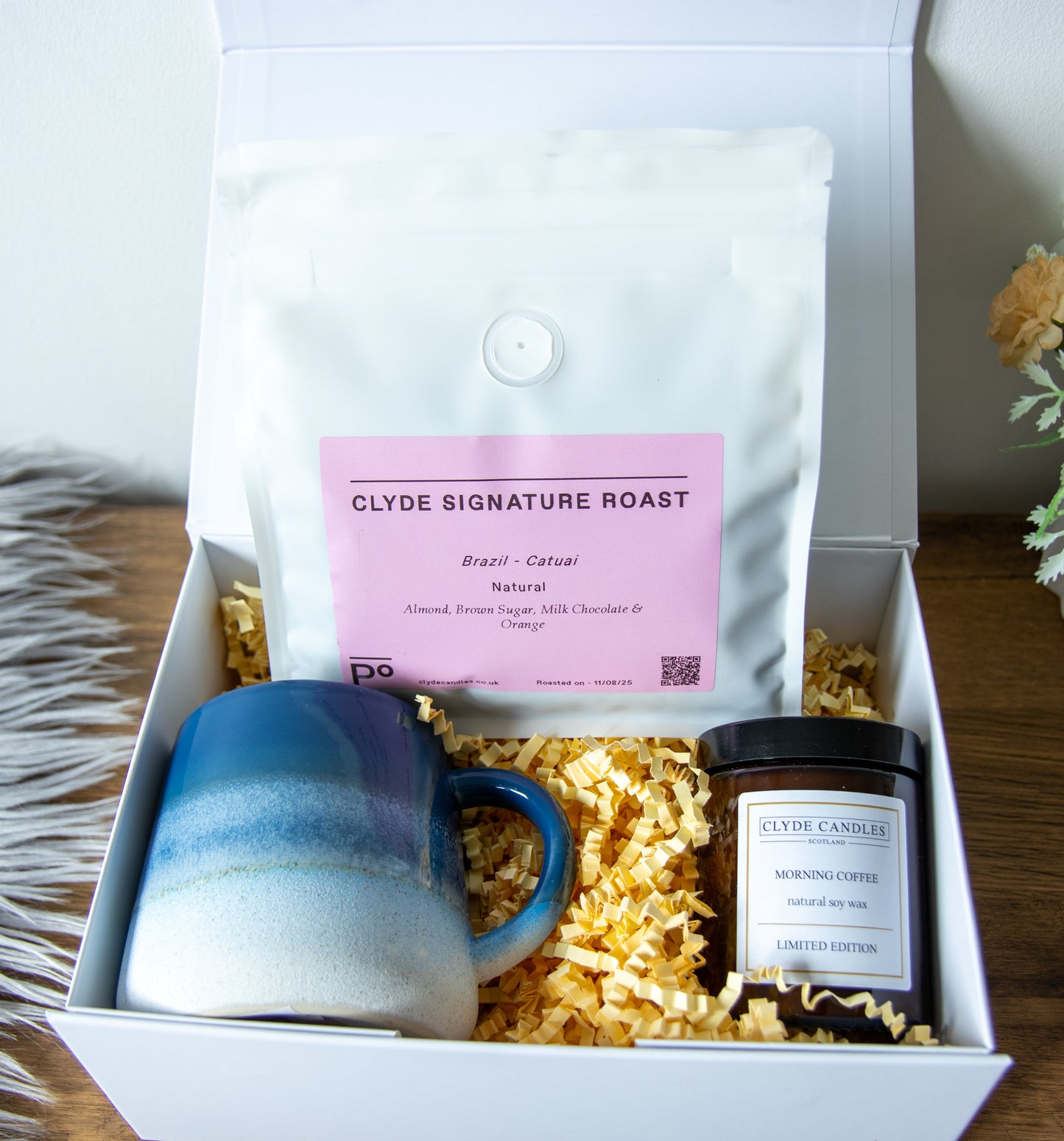 Clyde Signature Roast coffee beans from Brazil, roasted in Glasgow, almond and milk-chocolate notes.