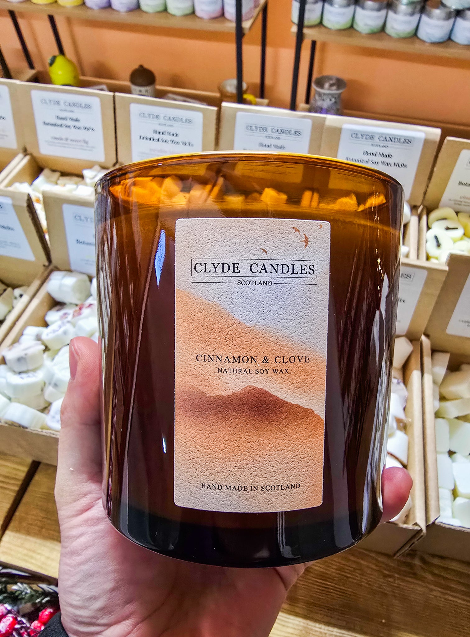 XL three-wick Christmas candle in amber jar – Cinnamon & Clove