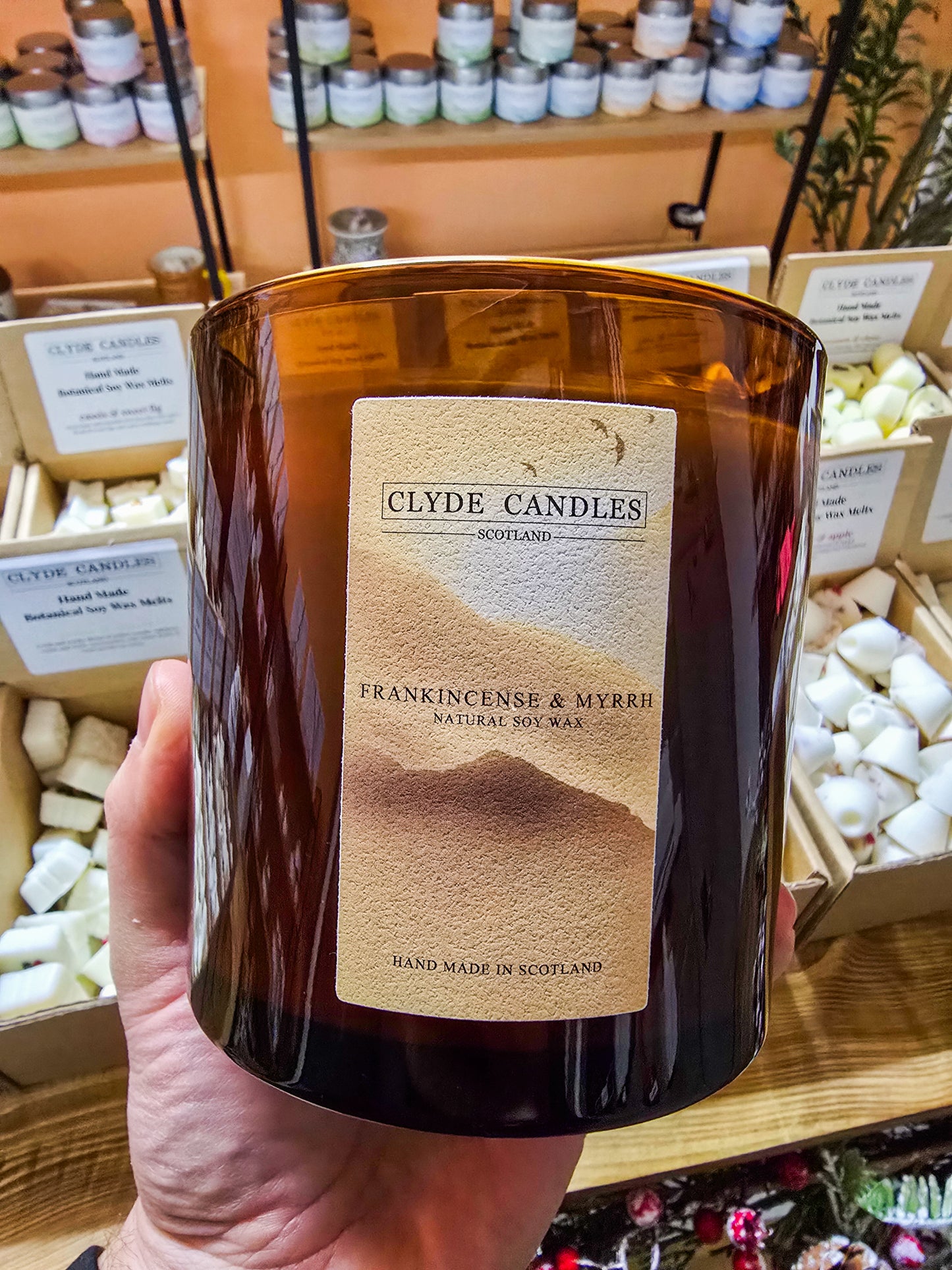 Large festive candle with three wicks – Frankincense & Myrrh scent