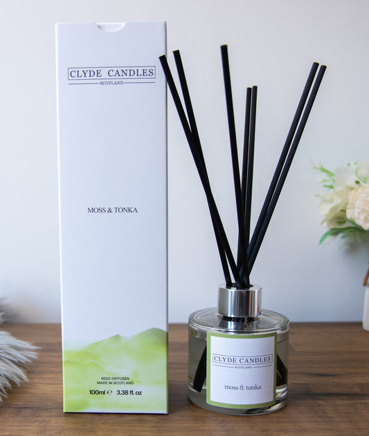 moss & tonka Reed Diffuser - Clyde Candles, Luxury Diffuser Oil with a Set of 7 Fibre Sticks, 100ml, Best Aroma Scent for Home, Kitchen, Living Room, Bathroom. Fragrance Diffusers set with sticks