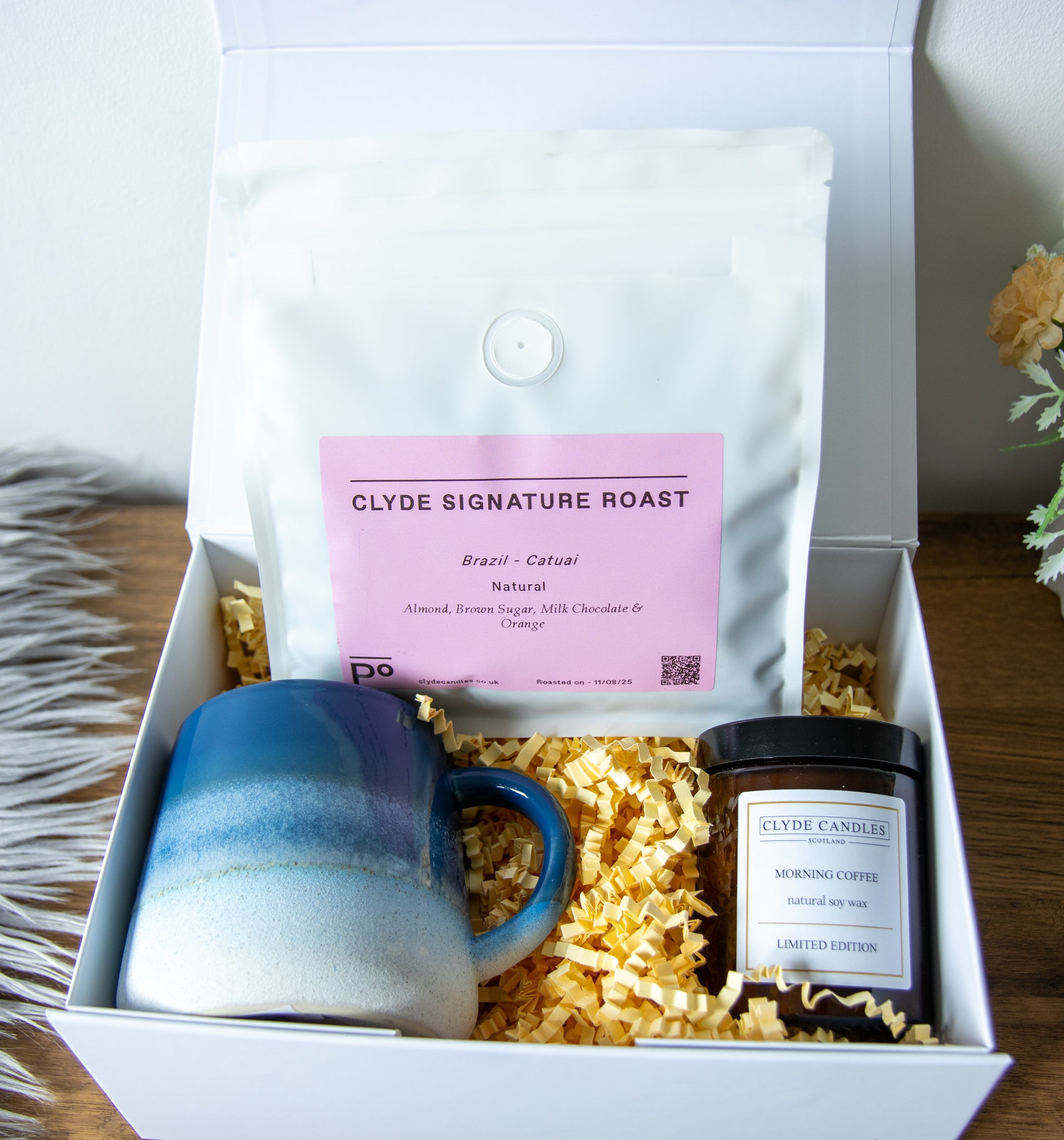 Clyde Signature Roast coffee beans from Brazil, roasted in Glasgow, almond and milk-chocolate notes.