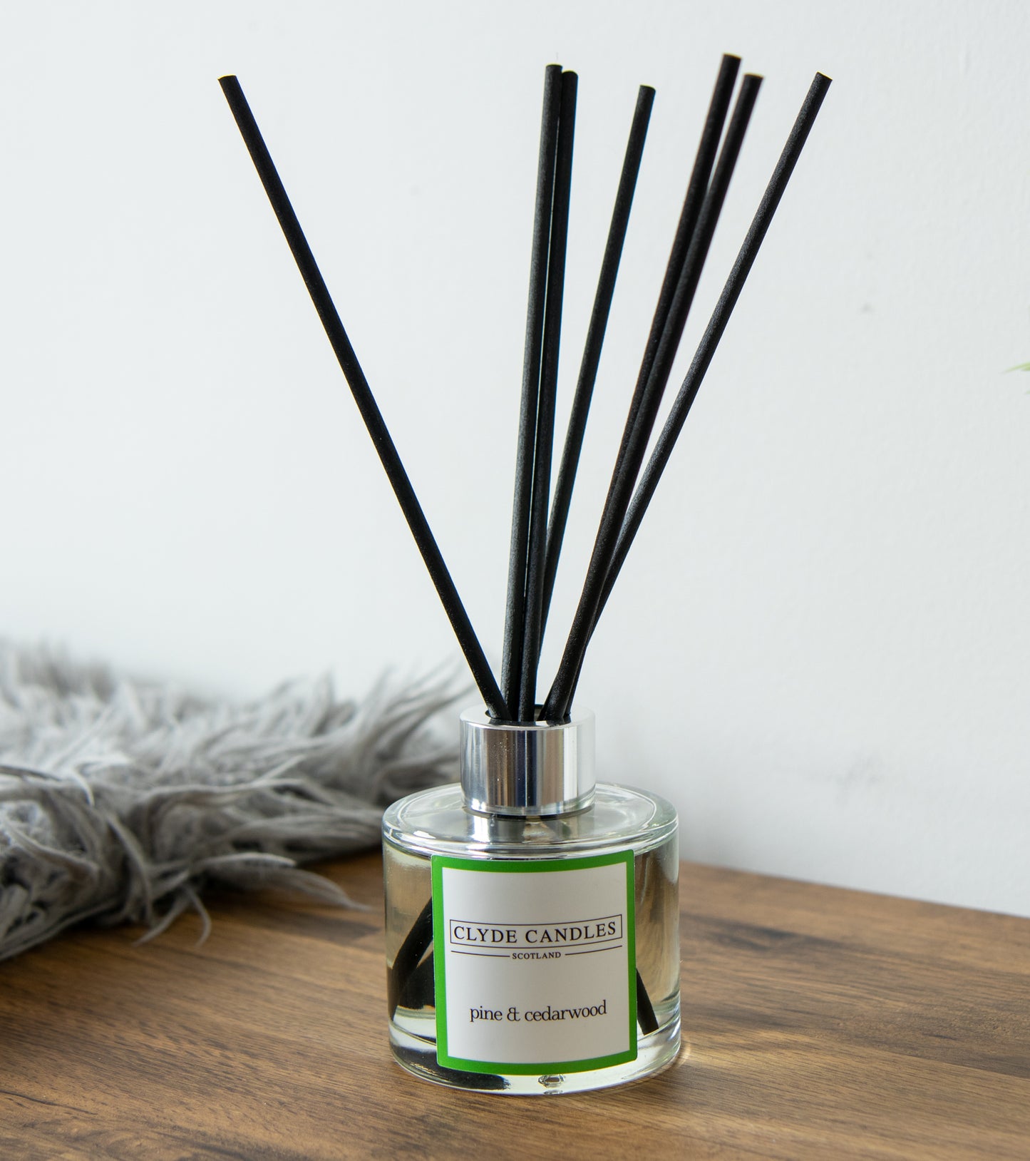 pine and cedarwood Reed Diffuser - Clyde Candles, Luxury Diffuser Oil with a Set of 7 Fibre Sticks, 100ml, Best Aroma Scent for Home, Kitchen, Living Room, Bathroom. Fragrance Diffusers set with sticks
