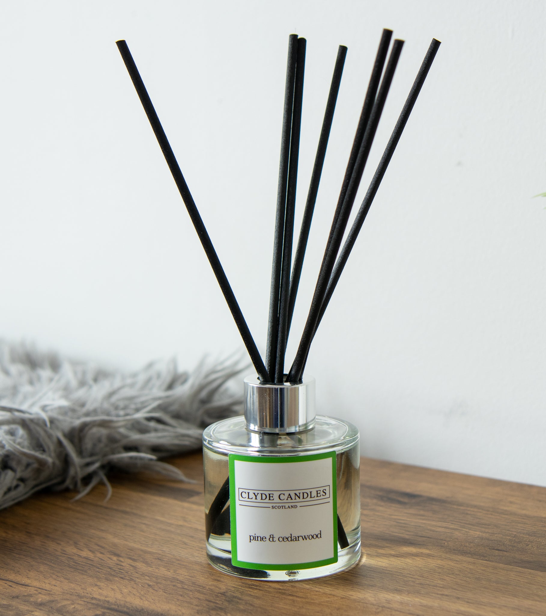 pine and cedarwood Reed Diffuser - Clyde Candles, Luxury Diffuser Oil with a Set of 7 Fibre Sticks, 100ml, Best Aroma Scent for Home, Kitchen, Living Room, Bathroom. Fragrance Diffusers set with sticks
