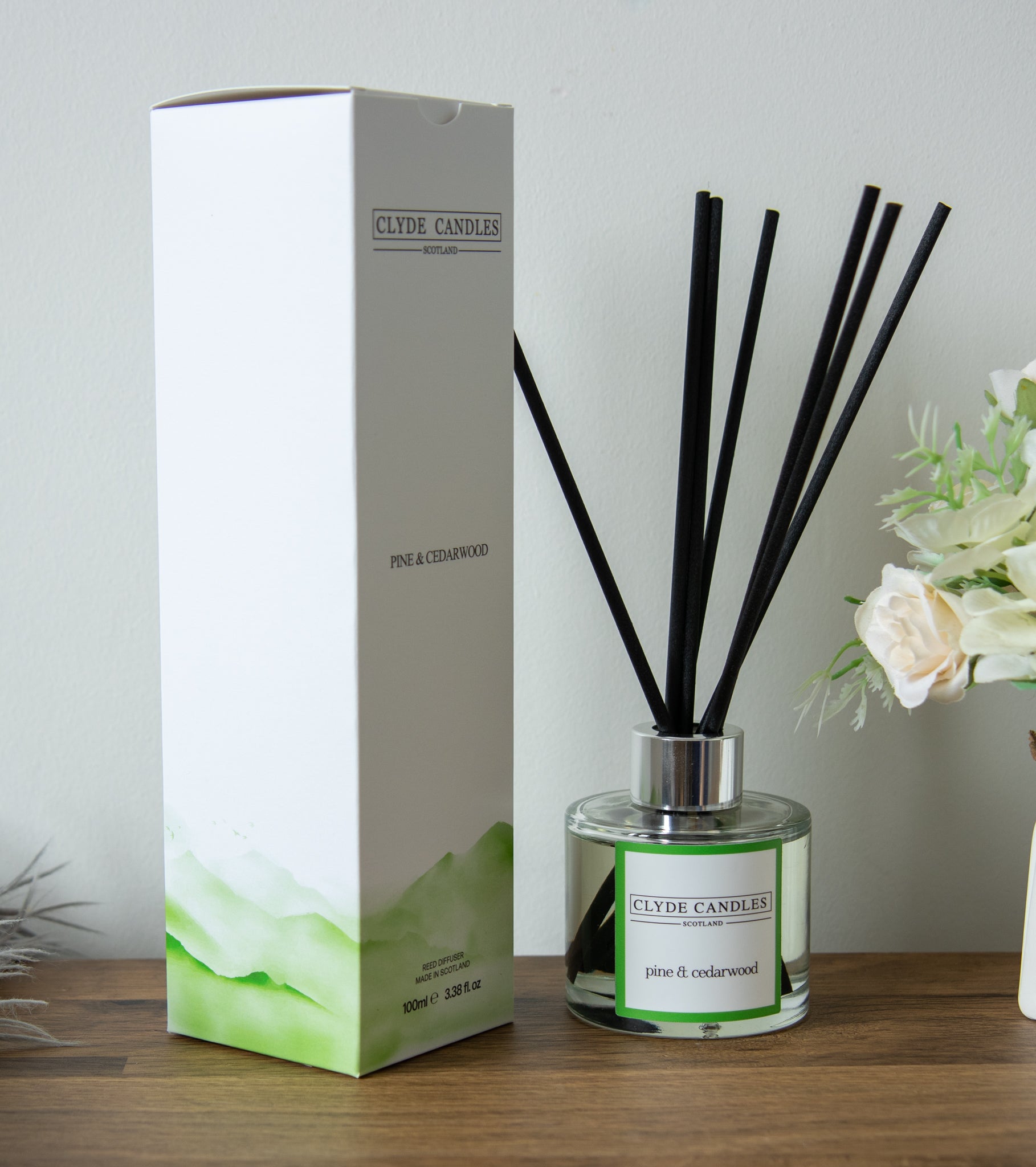 pine and cedarwood Reed Diffuser - Clyde Candles, Luxury Diffuser Oil with a Set of 7 Fibre Sticks, 100ml, Best Aroma Scent for Home, Kitchen, Living Room, Bathroom. Fragrance Diffusers set with sticks