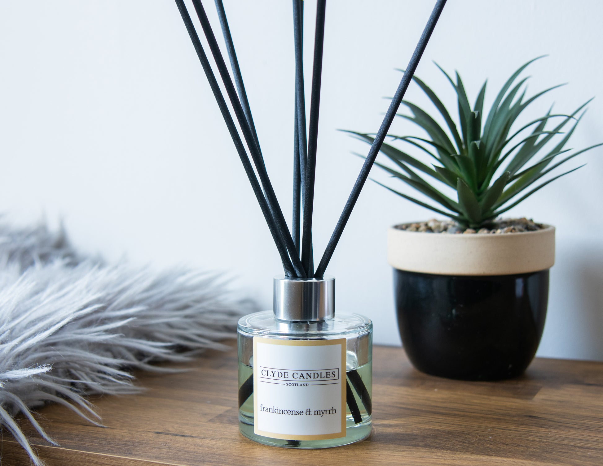 Frankincense & Myrrh Reed Diffuser - Clyde Candles, Luxury Diffuser Oil with a Set of 7 Fibre Sticks, 100ml, Best Aroma Scent for Home, Kitchen, Living Room, Bathroom. Fragrance Diffusers set with sticks