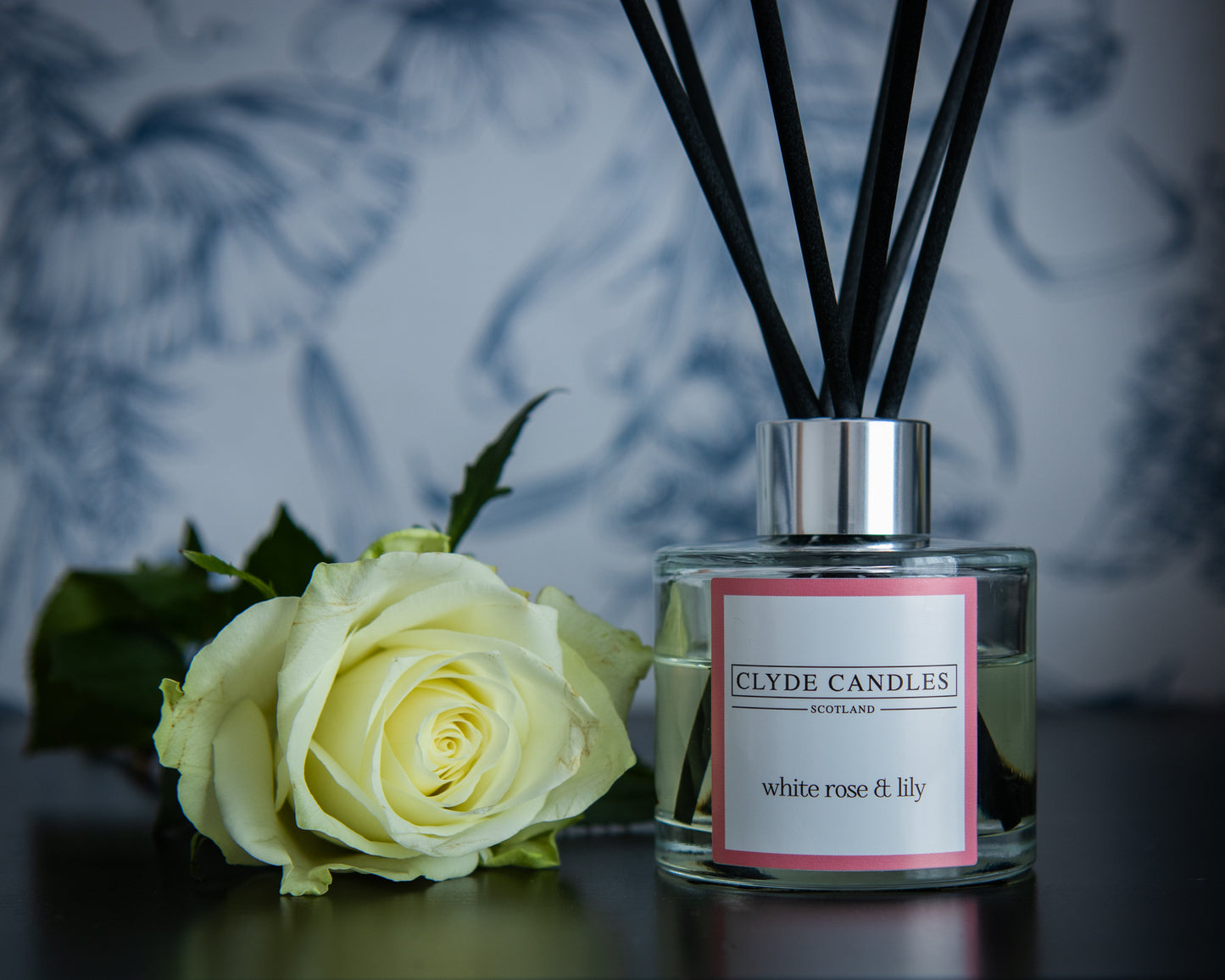 white rose and lily, Reed Diffuser - Clyde Candles, Luxury Diffuser Oil with a Set of 7 Fibre Sticks, 100ml, Best Aroma Scent for Home, Kitchen, Living Room, Bathroom. Fragrance Diffusers set with sticks, fairy dust