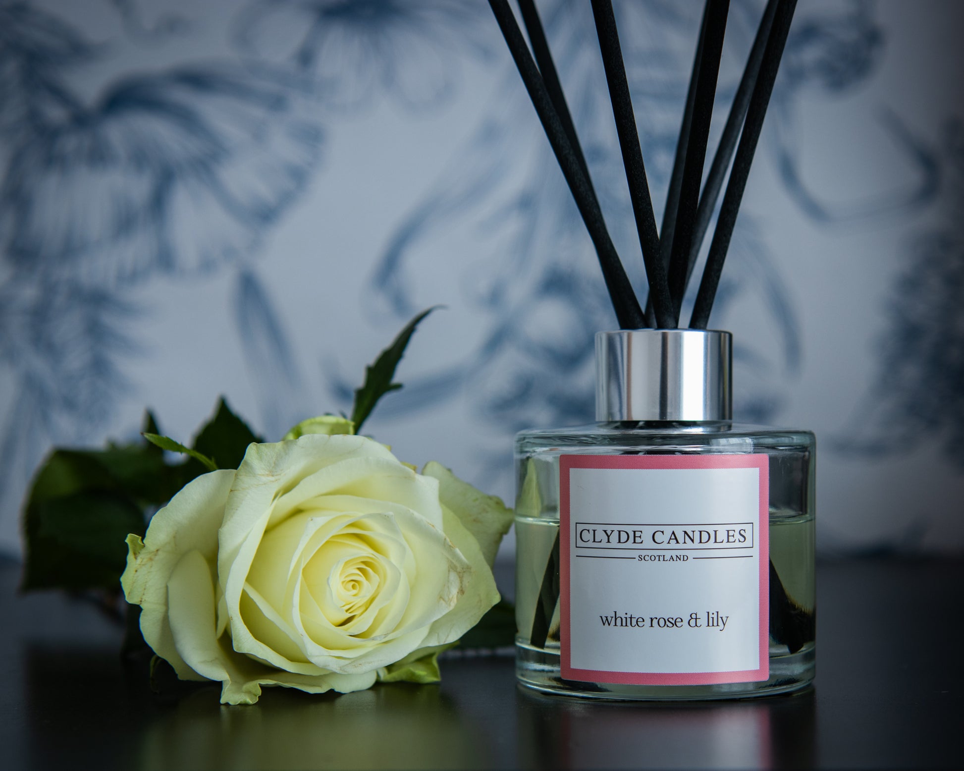 white rose and lily, Reed Diffuser - Clyde Candles, Luxury Diffuser Oil with a Set of 7 Fibre Sticks, 100ml, Best Aroma Scent for Home, Kitchen, Living Room, Bathroom. Fragrance Diffusers set with sticks, fairy dust