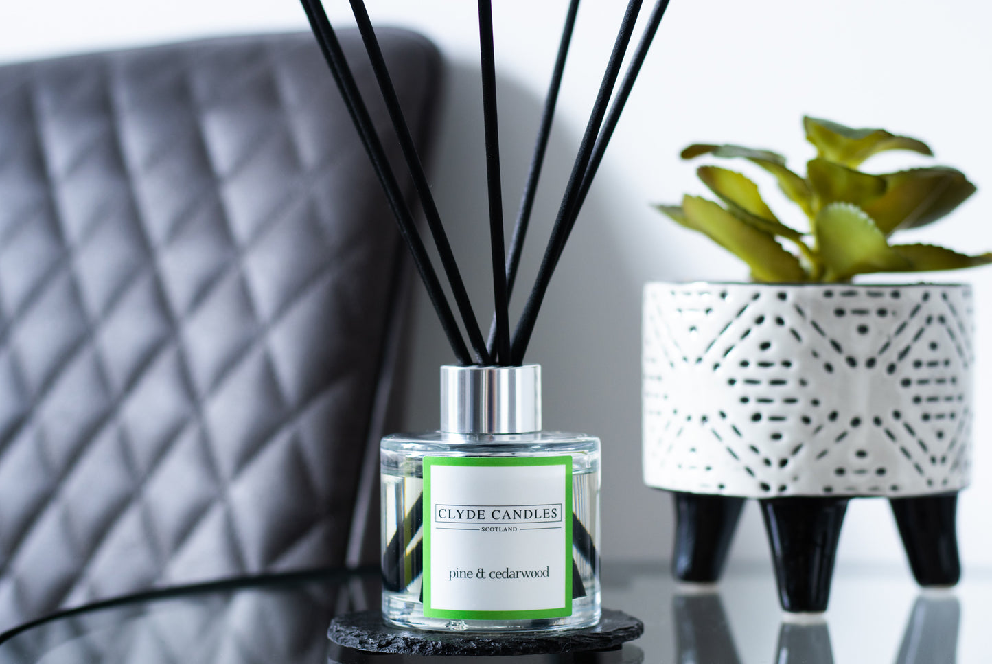 pine and cedarwood Reed Diffuser - Clyde Candles, Luxury Diffuser Oil with a Set of 7 Fibre Sticks, 100ml, Best Aroma Scent for Home, Kitchen, Living Room, Bathroom. Fragrance Diffusers set with sticks