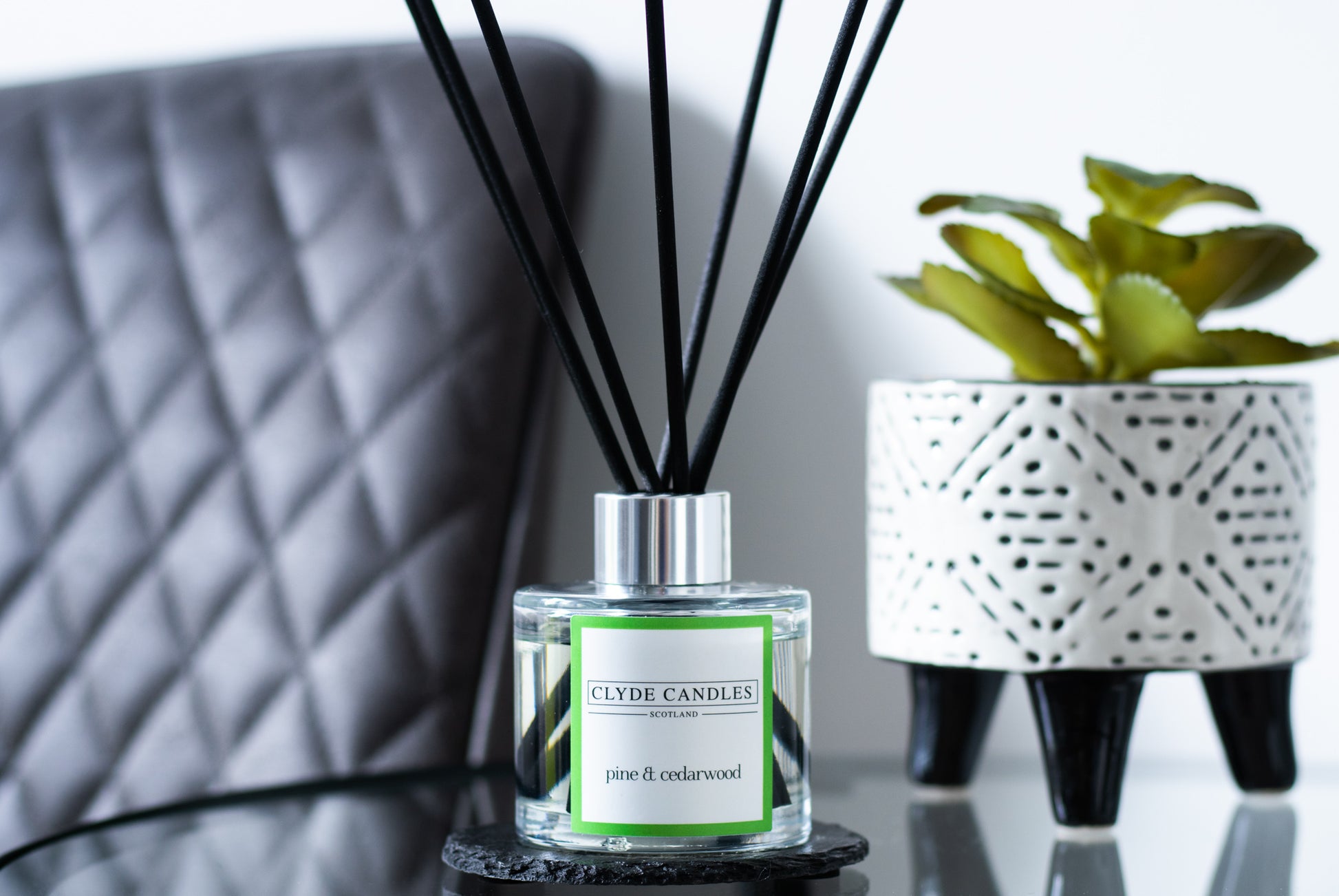 pine and cedarwood Reed Diffuser - Clyde Candles, Luxury Diffuser Oil with a Set of 7 Fibre Sticks, 100ml, Best Aroma Scent for Home, Kitchen, Living Room, Bathroom. Fragrance Diffusers set with sticks