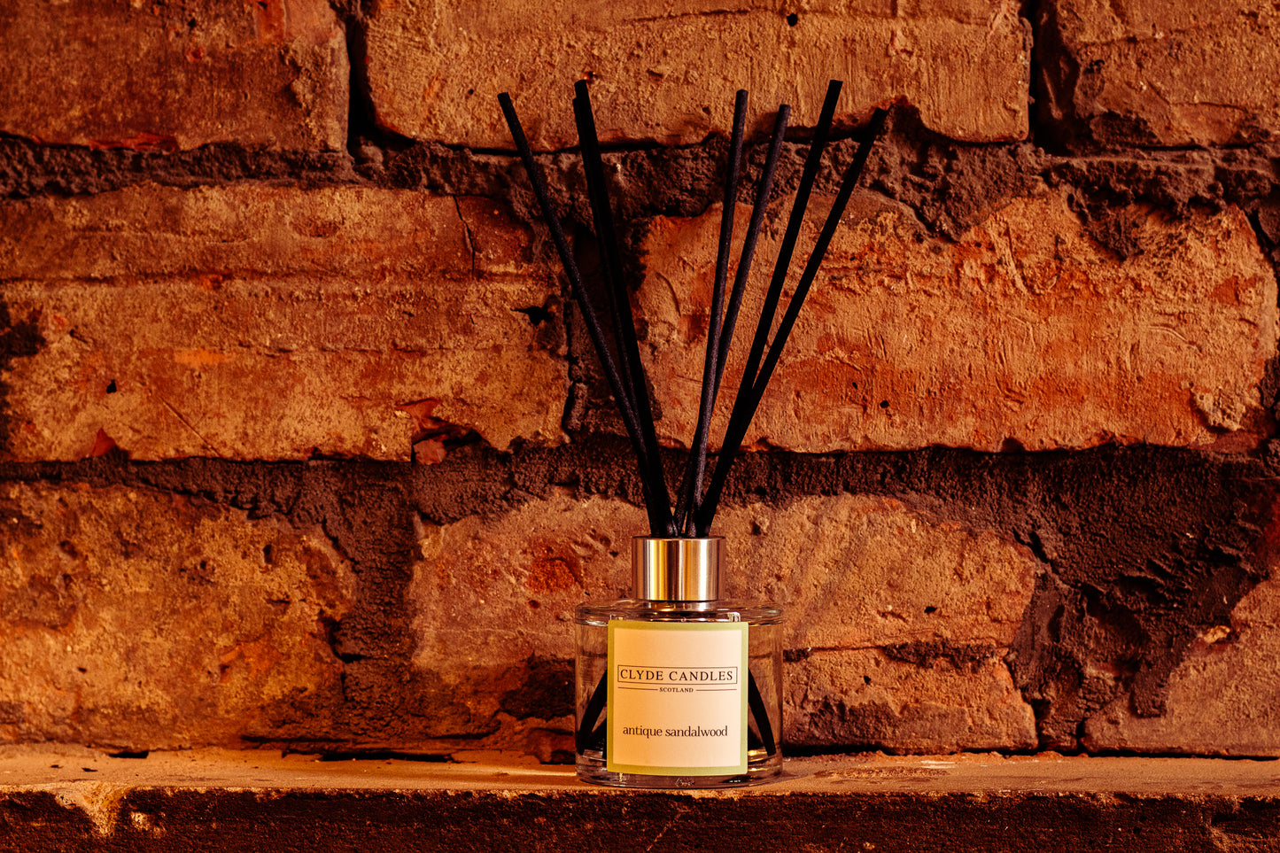 Antique Sandalwood Reed Diffuser - Clyde Candles, Luxury Diffuser Oil with a Set of 7 Fibre Sticks, 100ml, Best Aroma Scent for Home, Kitchen, Living Room, Bathroom. Fragrance Diffusers set with sticks, office gifts, masculine scents