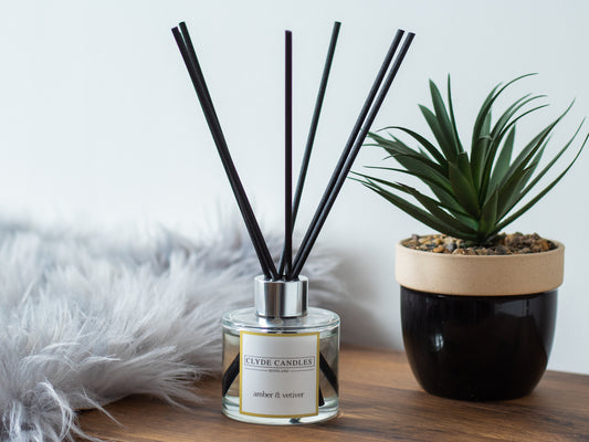 Amber & Vetiver Reed Diffuser - Clyde Candles, Luxury Diffuser Oil with a Set of 7 Fibre Sticks, 100ml, Best Aroma Scent for Home, Kitchen, Living Room, Bathroom. Fragrance Diffusers set with sticks