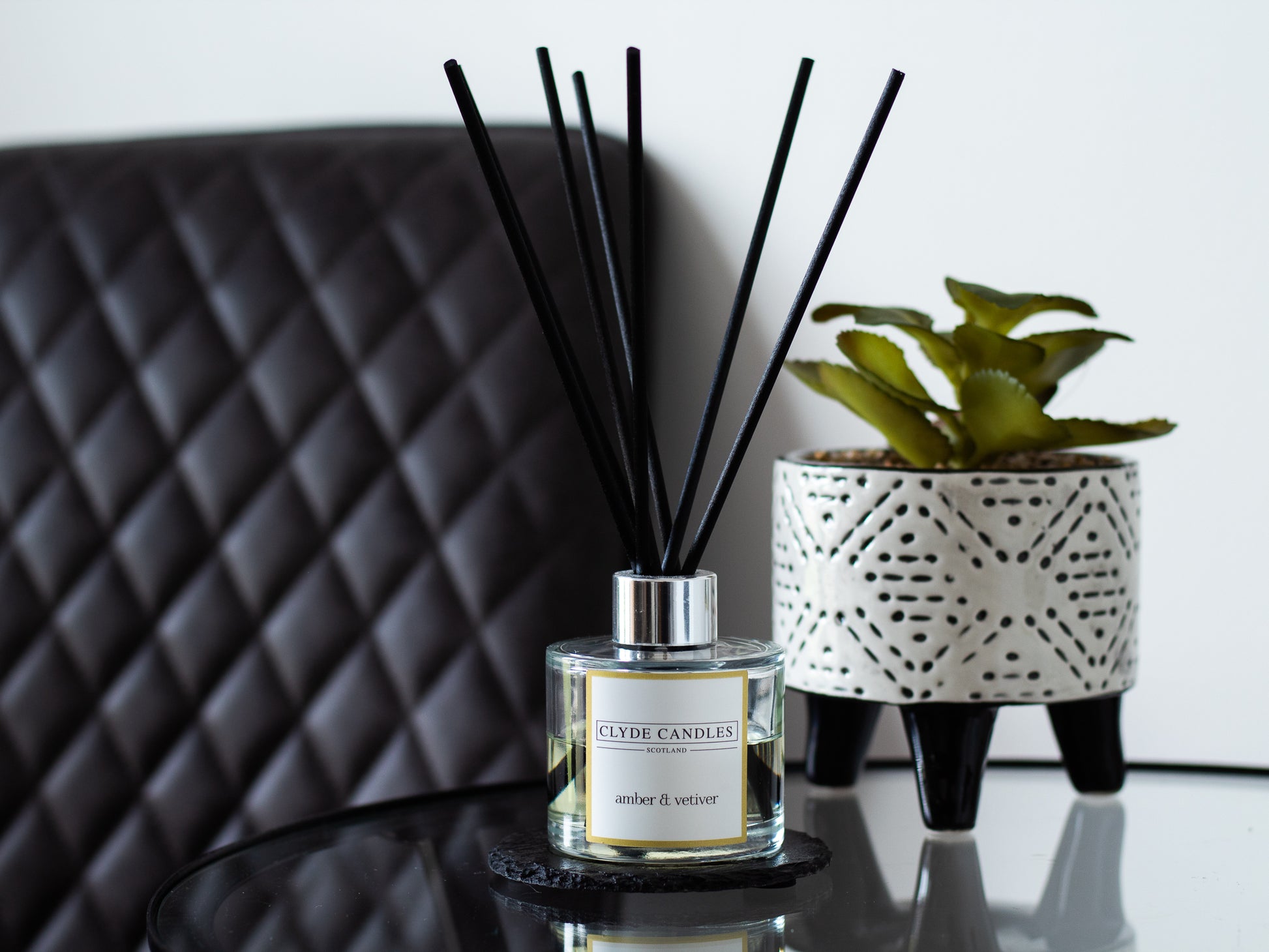 Amber & Vetiver Reed Diffuser - Clyde Candles, Luxury Diffuser Oil with a Set of 7 Fibre Sticks, 100ml, Best Aroma Scent for Home, Kitchen, Living Room, Bathroom. Fragrance Diffusers set with sticks