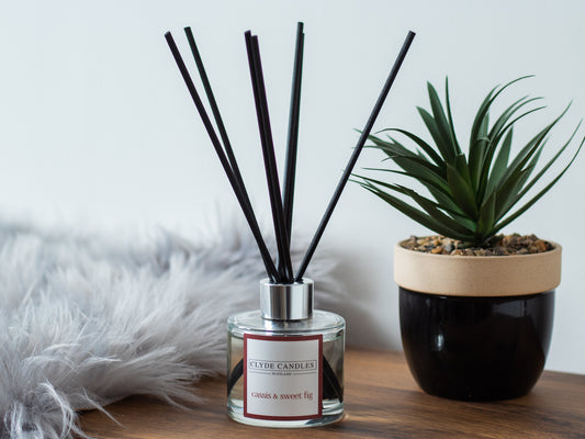 Cassis & Sweet Fig Reed Diffuser - Clyde Candles, Luxury Diffuser Oil with a Set of 7 Fibre Sticks, 100ml, Best Aroma Scent for Home, Kitchen, Living Room, Bathroom. Fragrance Diffusers set with sticks