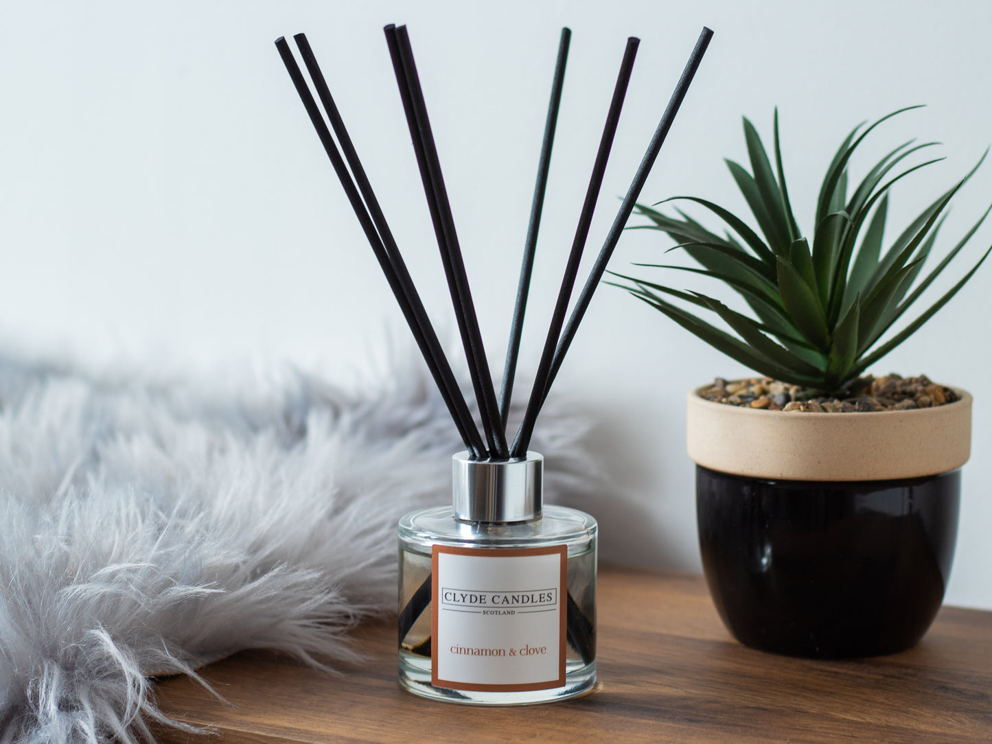 Cinnamon & Clove Reed Diffuser - Clyde Candles, Luxury Diffuser Oil with a Set of 7 Fibre Sticks, 100ml, Best Aroma Scent for Home, Kitchen, Living Room, Bathroom. Fragrance Diffusers set with sticks