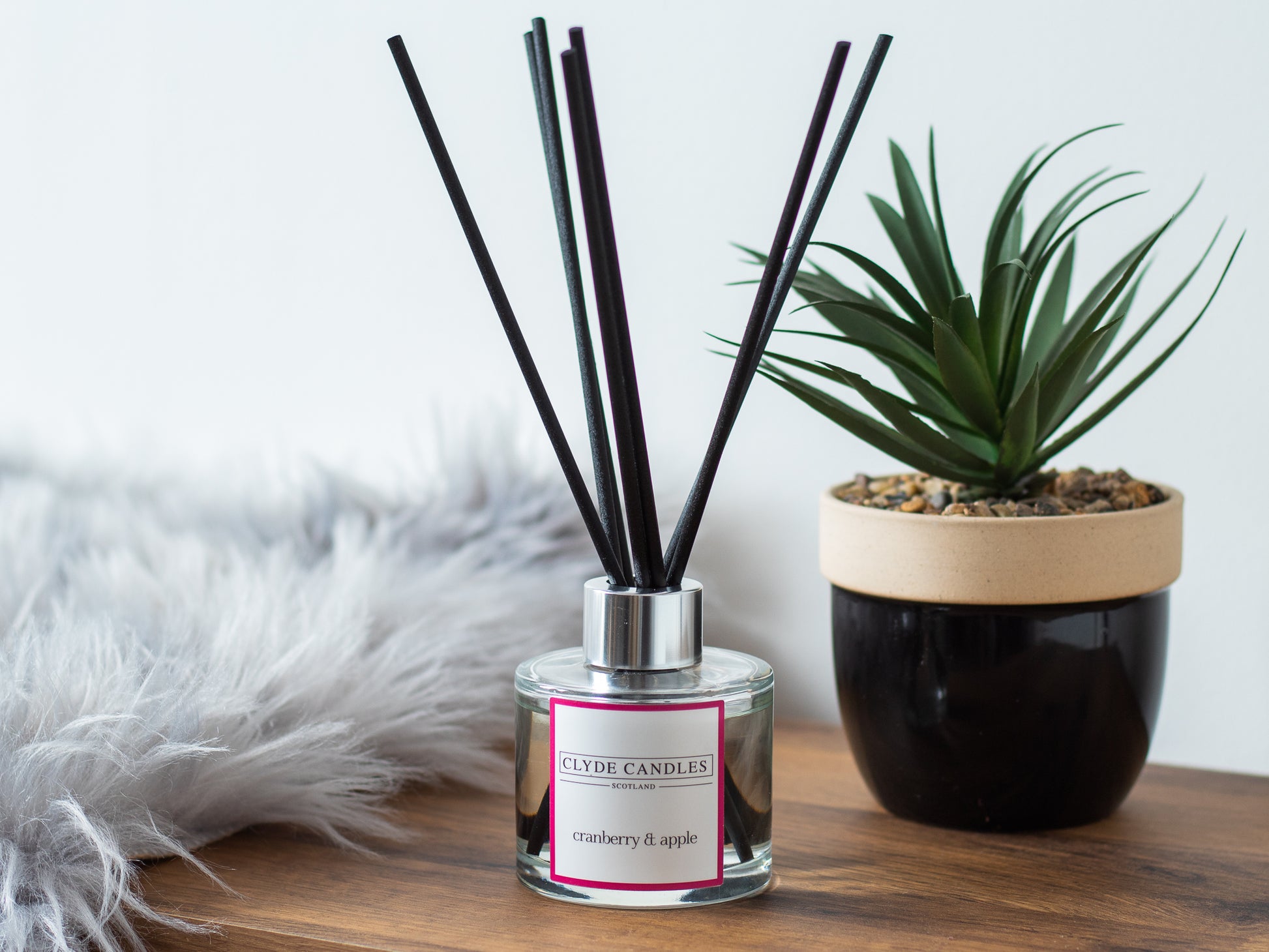 Cranberry & Apple Reed Diffuser - Clyde Candles, Luxury Diffuser Oil with a Set of 7 Fibre Sticks, 100ml, Best Aroma Scent for Home, Kitchen, Living Room, Bathroom. Fragrance Diffusers set with sticks