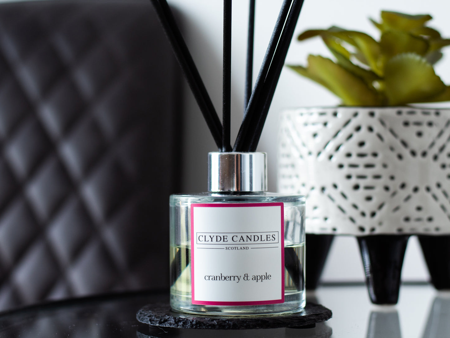 Cranberry & Apple Reed Diffuser - Clyde Candles, Luxury Diffuser Oil with a Set of 7 Fibre Sticks, 100ml, Best Aroma Scent for Home, Kitchen, Living Room, Bathroom. Fragrance Diffusers set with sticks