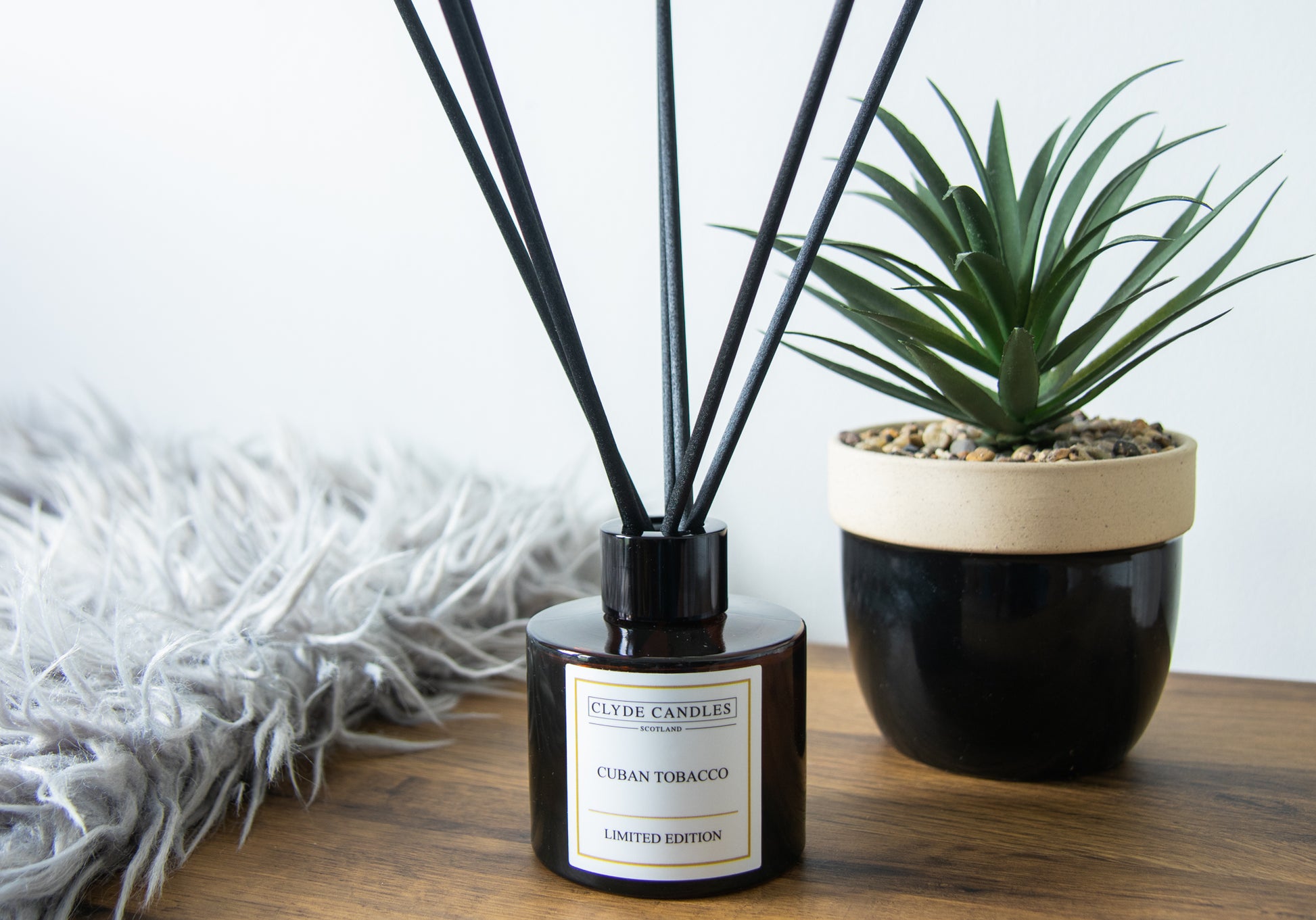 Cuban Tobacco Reed Diffuser - Clyde Candles, Luxury Diffuser Oil with a Set of 7 Fibre Sticks, 100ml, Best Aroma Scent for Home, Kitchen, Living Room, Bathroom, Office. Fragrance Diffusers set with sticks