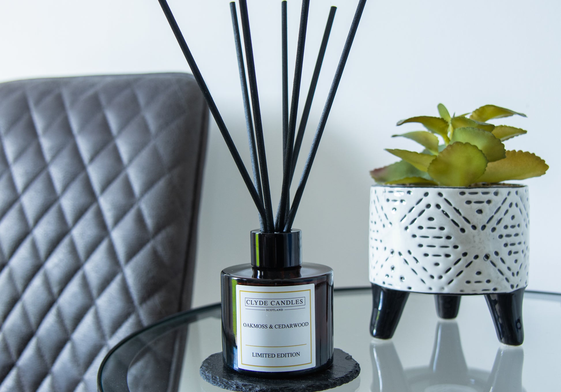 oakmoss & cedarwood Reed Diffuser - Clyde Candles, Luxury Diffuser Oil with a Set of 7 Fibre Sticks, 100ml, Best Aroma Scent for Home, Kitchen, Living Room, Bathroom. Fragrance Diffusers set with sticks