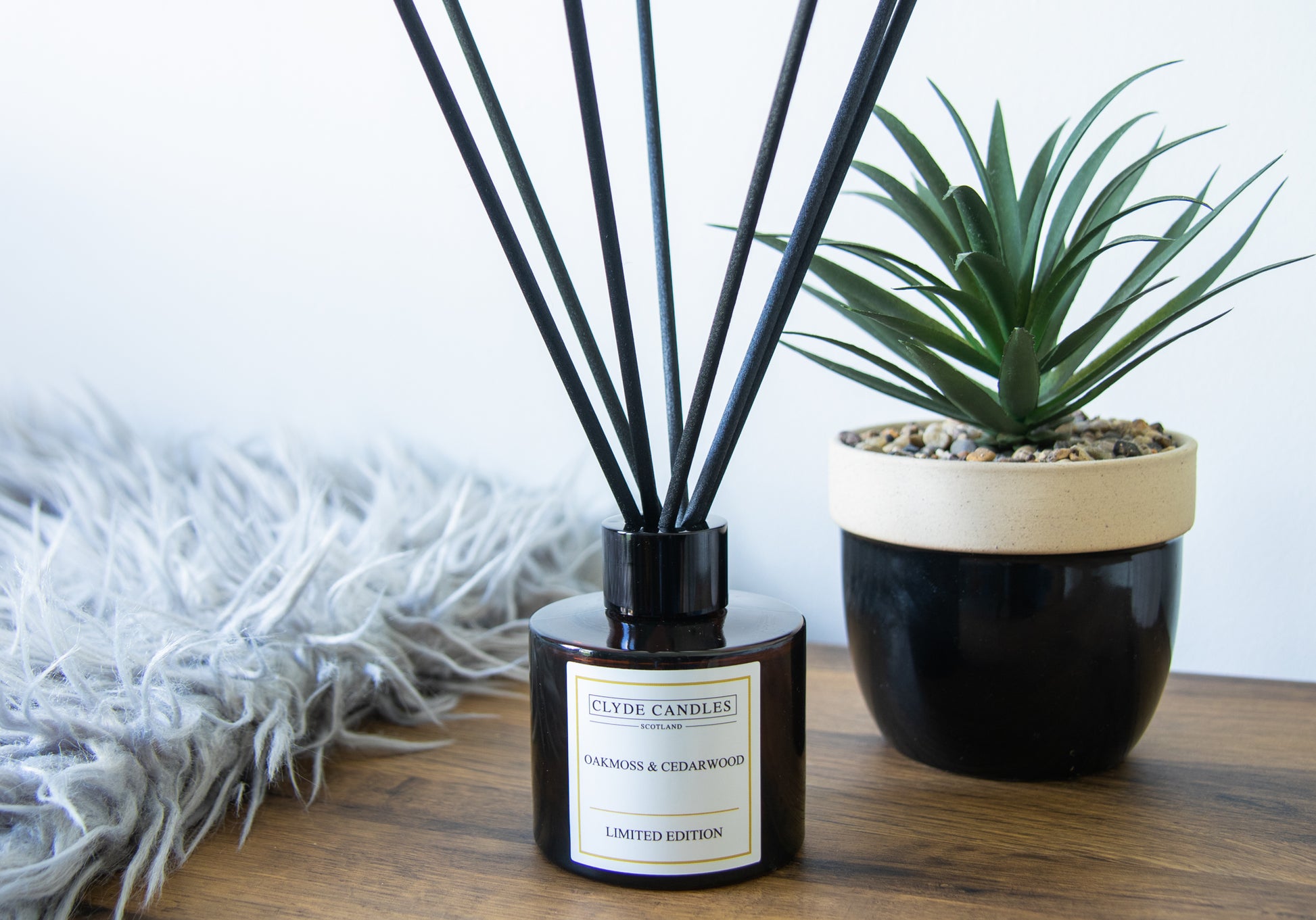 oakmoss & cedarwood Reed Diffuser - Clyde Candles, Luxury Diffuser Oil with a Set of 7 Fibre Sticks, 100ml, Best Aroma Scent for Home, Kitchen, Living Room, Bathroom. Fragrance Diffusers set with sticks