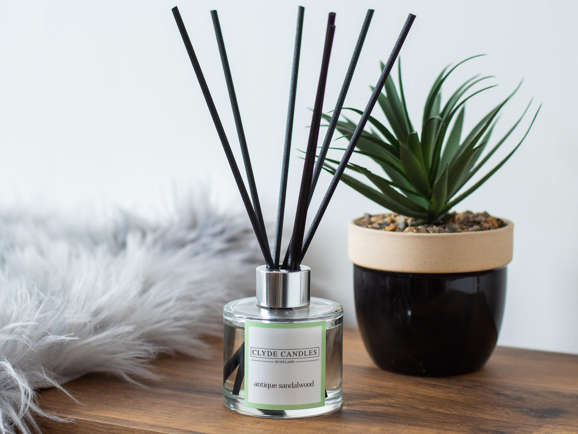 Antique Sandalwood Reed Diffuser - Clyde Candles, Luxury Diffuser Oil with a Set of 7 Fibre Sticks, 100ml, Best Aroma Scent for Home, Kitchen, Living Room, Bathroom. Fragrance Diffusers set with sticks